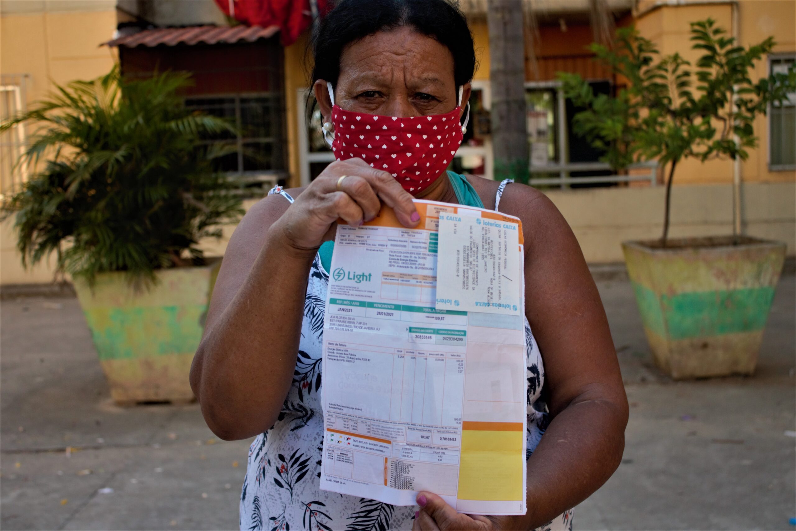 Moradores dos predinhos no Alemão estavam há uma semana sem luz