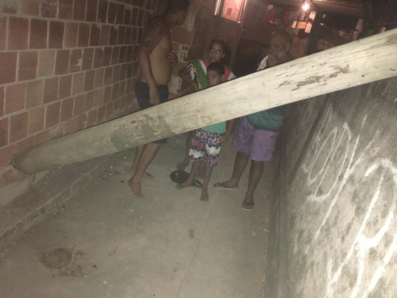 Poste de Luz cai na casa de um morador na localidade da Lagoinha, no Alemão