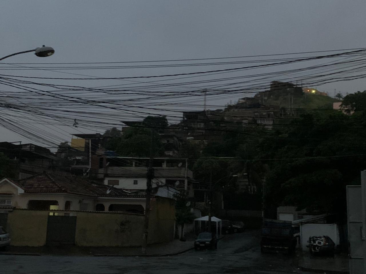 Chuva, alagamentos e falta de energia marcam a noite desta sexta em algumas favelas do Rio