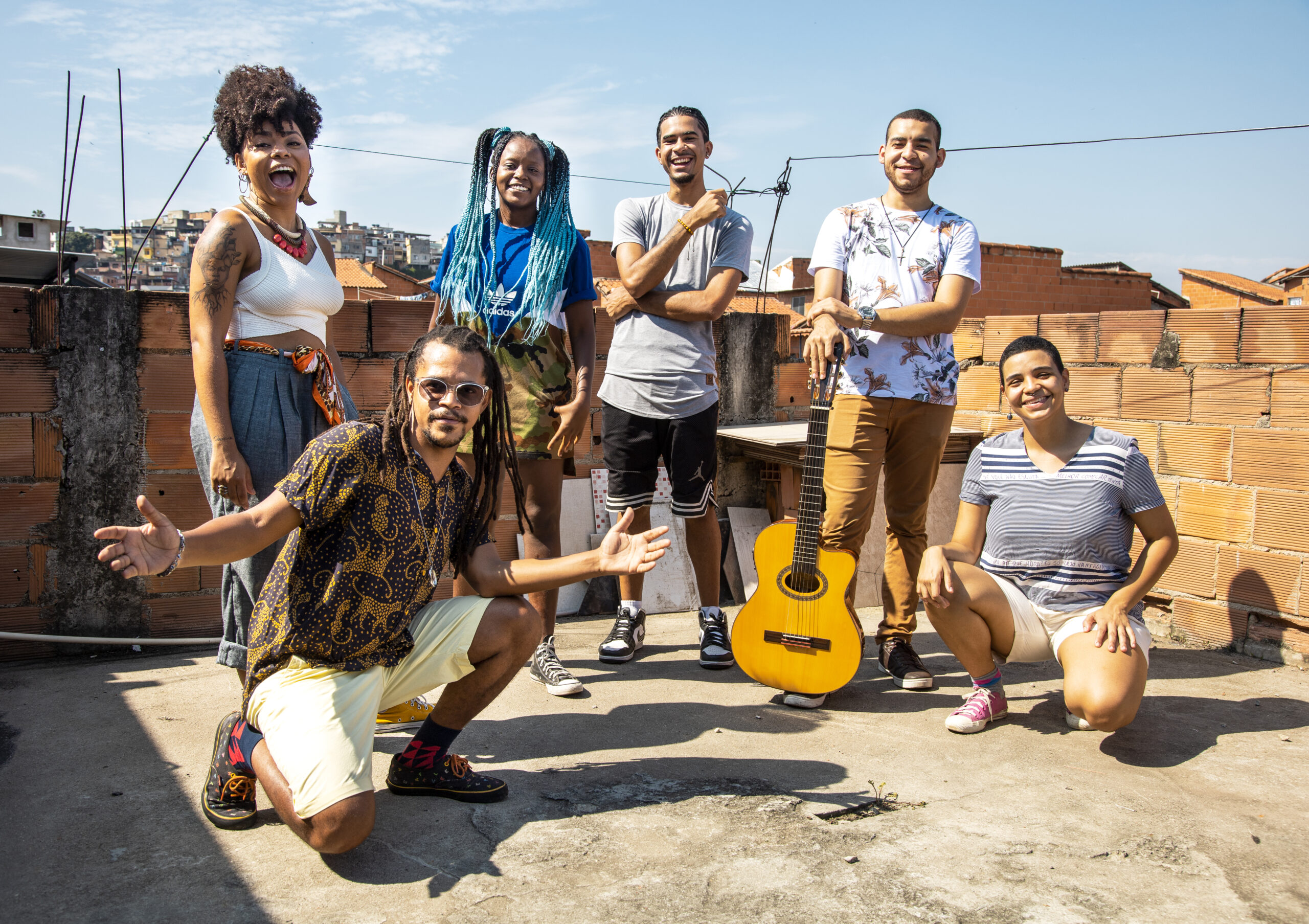 Becos, podcast produzido por artistas da Maré, mostra a realidade da favela de forma poética