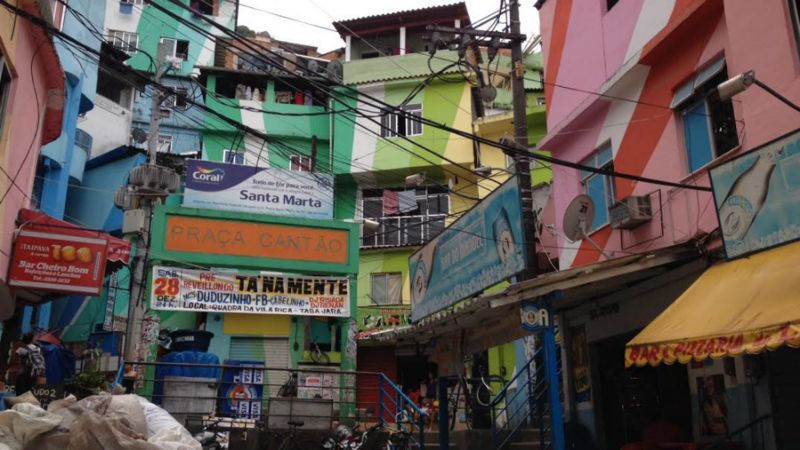 Falta d’água no morro Santa Marta é um dos problemas recorrentes da comunidade
