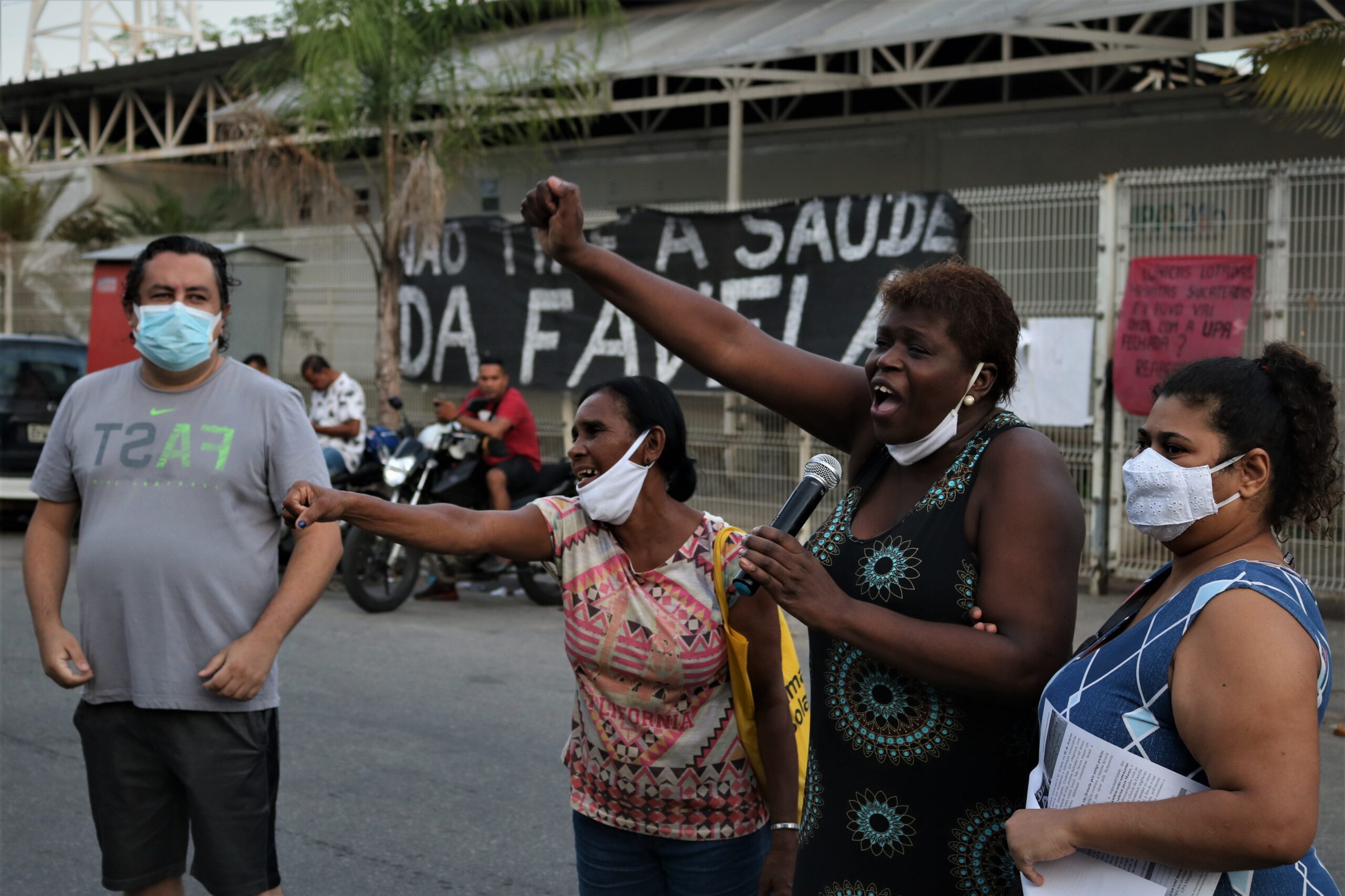 Prefeitura promete a volta da UPA de Manguinhos no fim do mês; moradores protestam e exigem a abertura imediatamente
