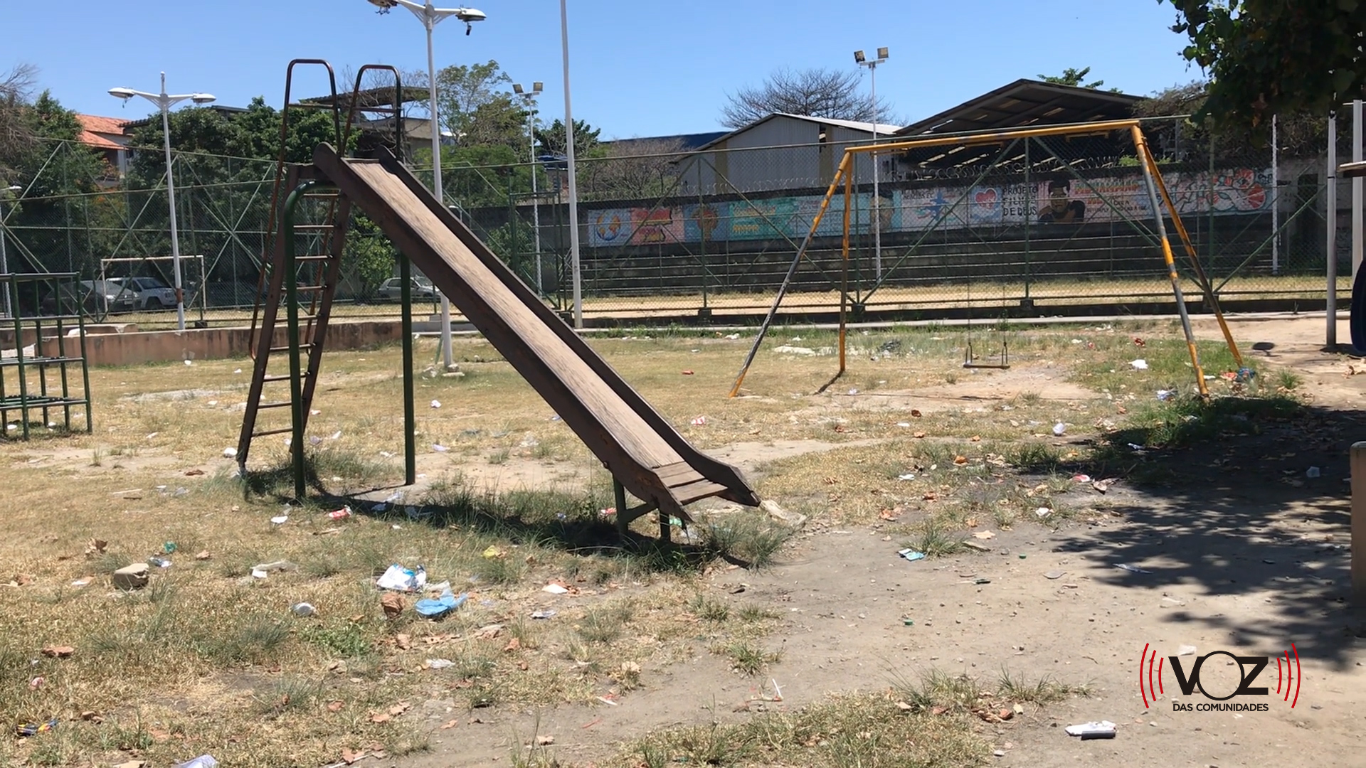 Praças abandonadas no Complexo do Alemão impedem lazer e diversão das crianças