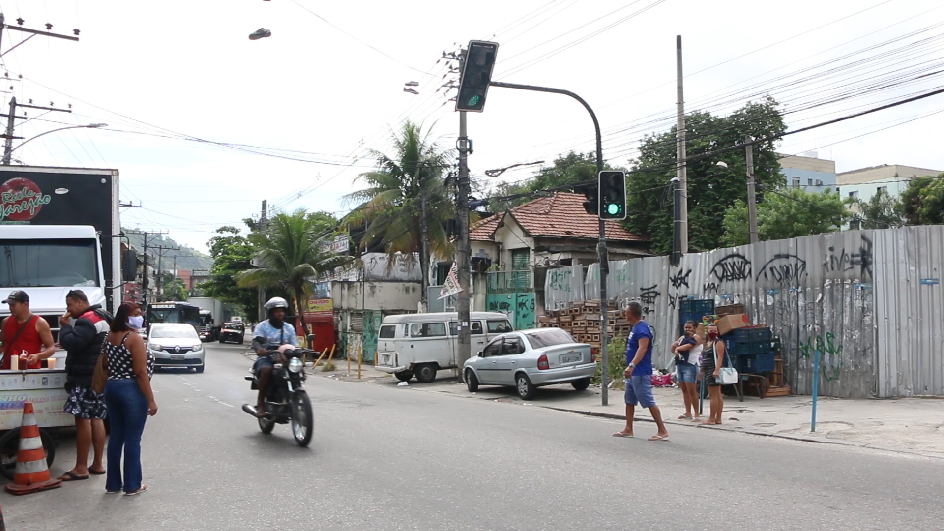 Falta da faixa de pedestres no sinal da Nova Brasília dificulta travessia de moradores