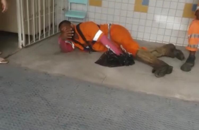 Agentes da Comlurb deitam no chão para se proteger durante tiroteio em Manguinhos