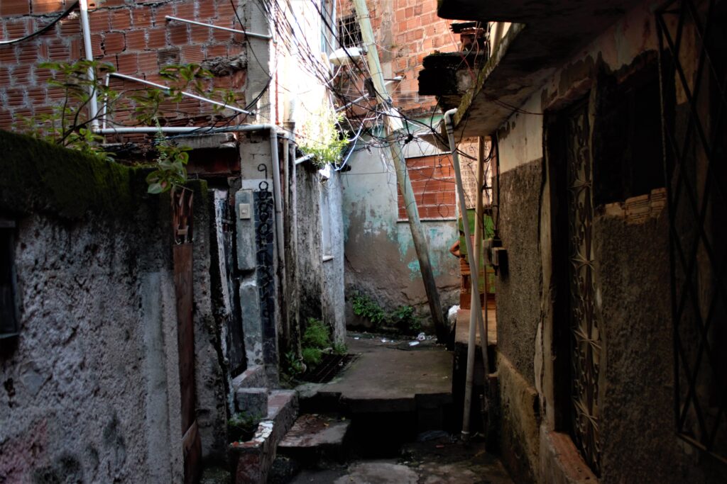 O poste está escorado na casa da dona Maria Santana e na passagem dos moradores.