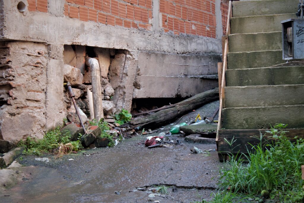 Mais um poste próximo aos caídos, esse os próprios moradores colocaram em um canto assim que tombou.