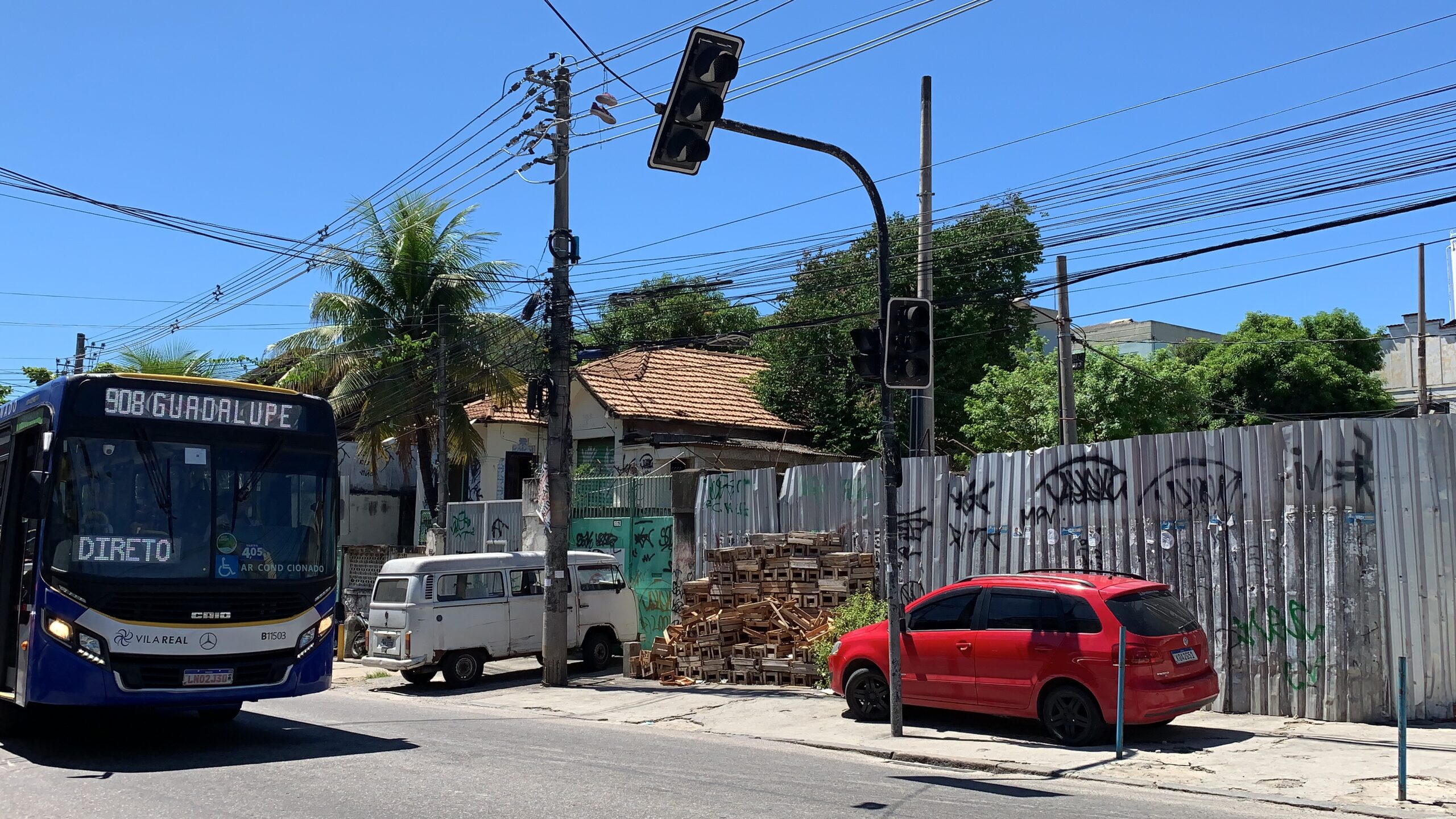 Sem faixa de pedestres e semáforo apagado, sinal da Nova Brasília vira enfeite