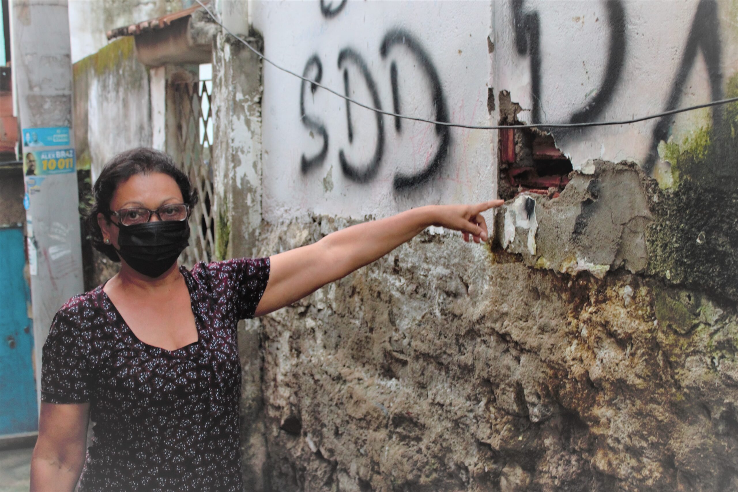 Esgoto invade casa de moradora no Alemão há um mês provocando mau cheiro e pragas urbanas