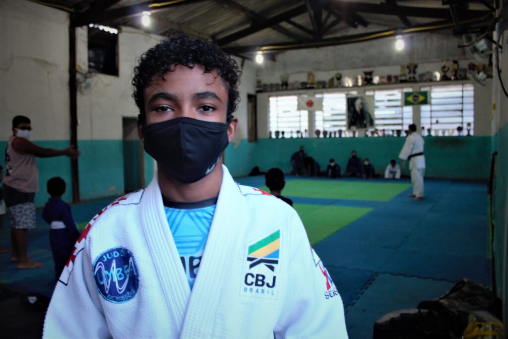 Selo de campeão brasileiro no ombro esquerdo de Victor Hugo