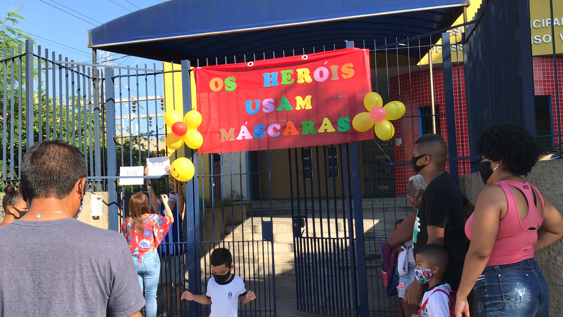 Alunos da Escola Municipal Afonso Várzea, no Complexo do Alemão, voltam a ter aulas presenciais