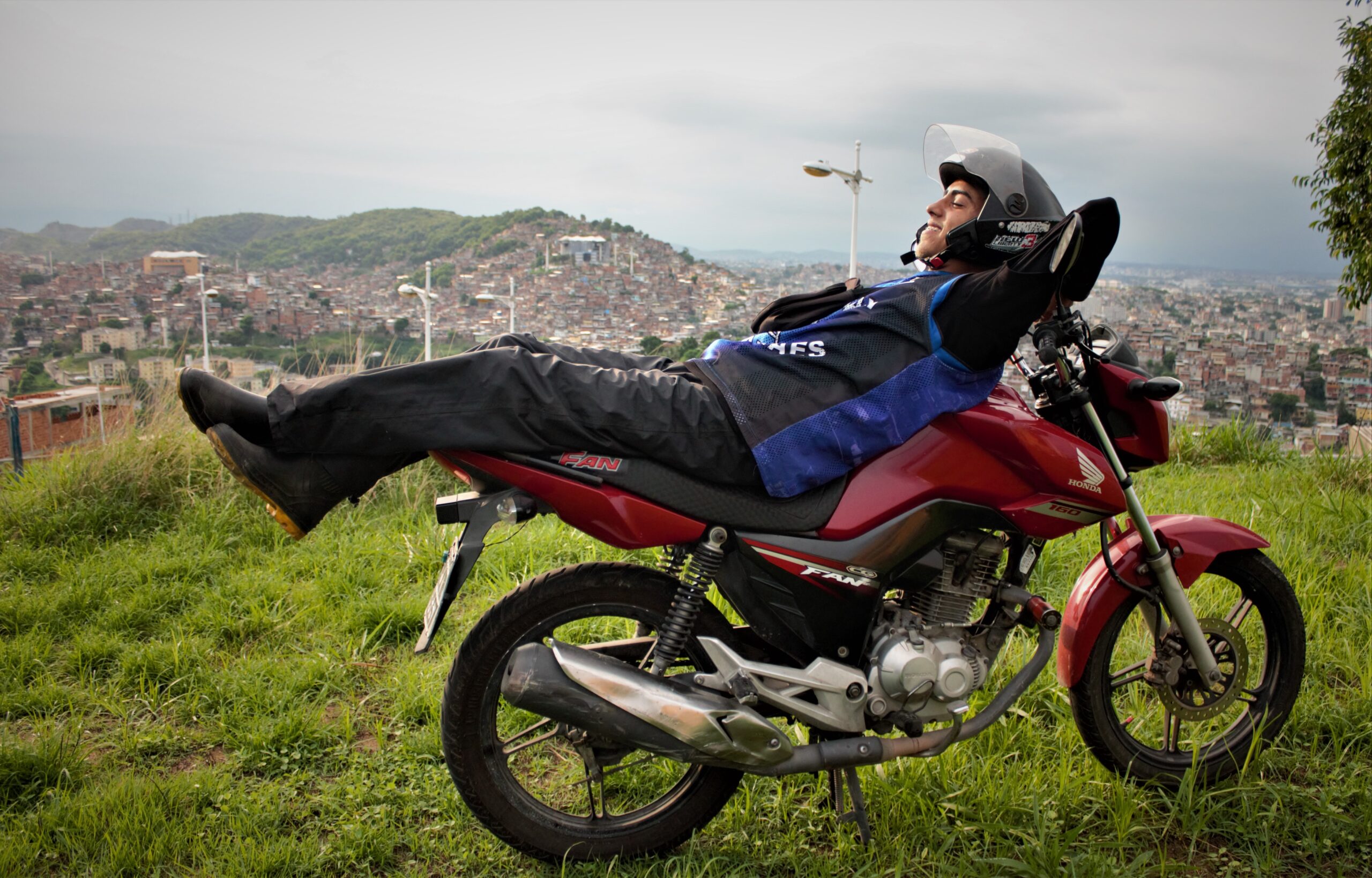 Mototaxista Dú Amor: Conheça a história do Gabriel Rusty