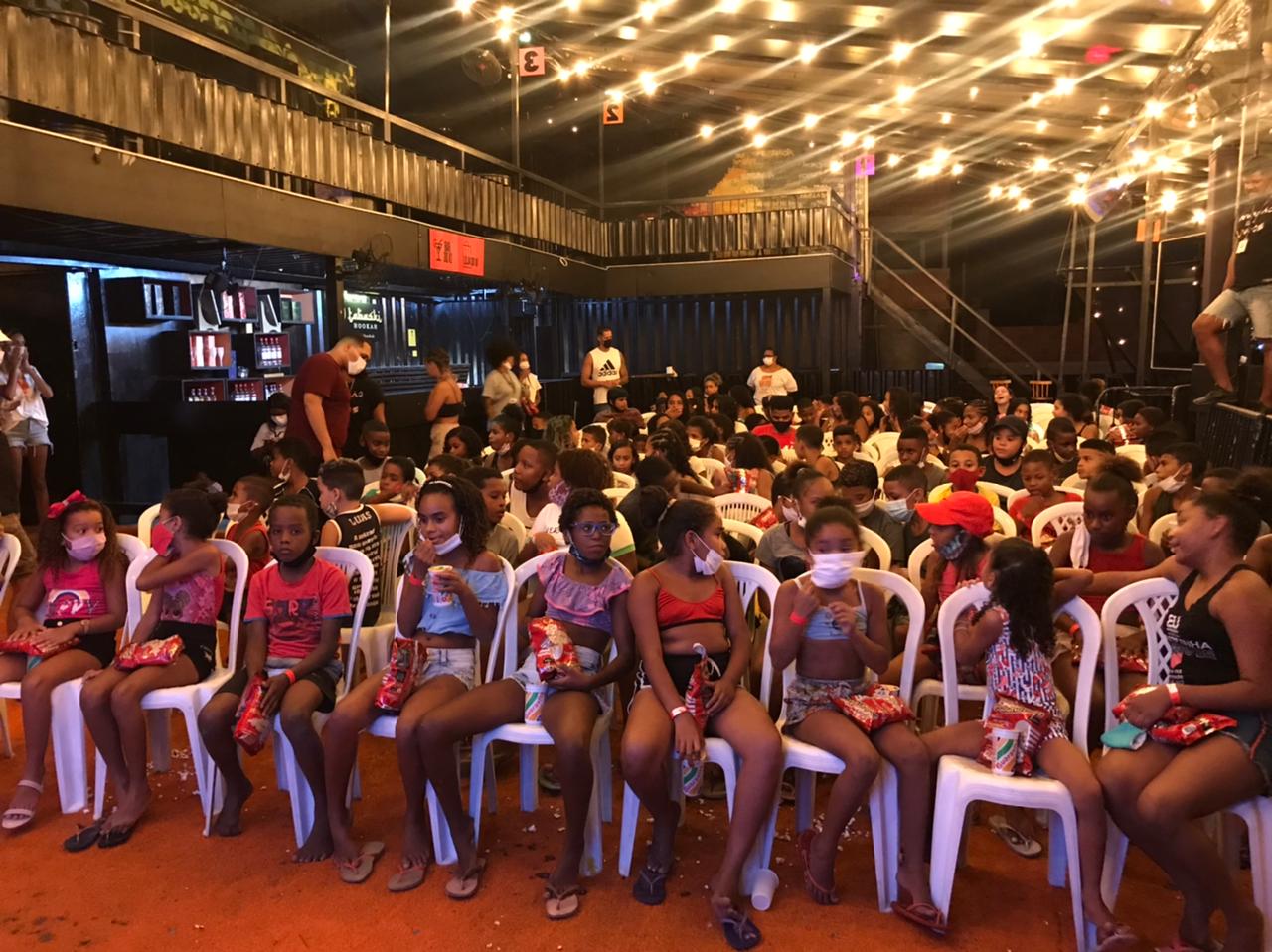 Projeto Cinema no Morro promoveu mais um dia de filmes às crianças da Penha