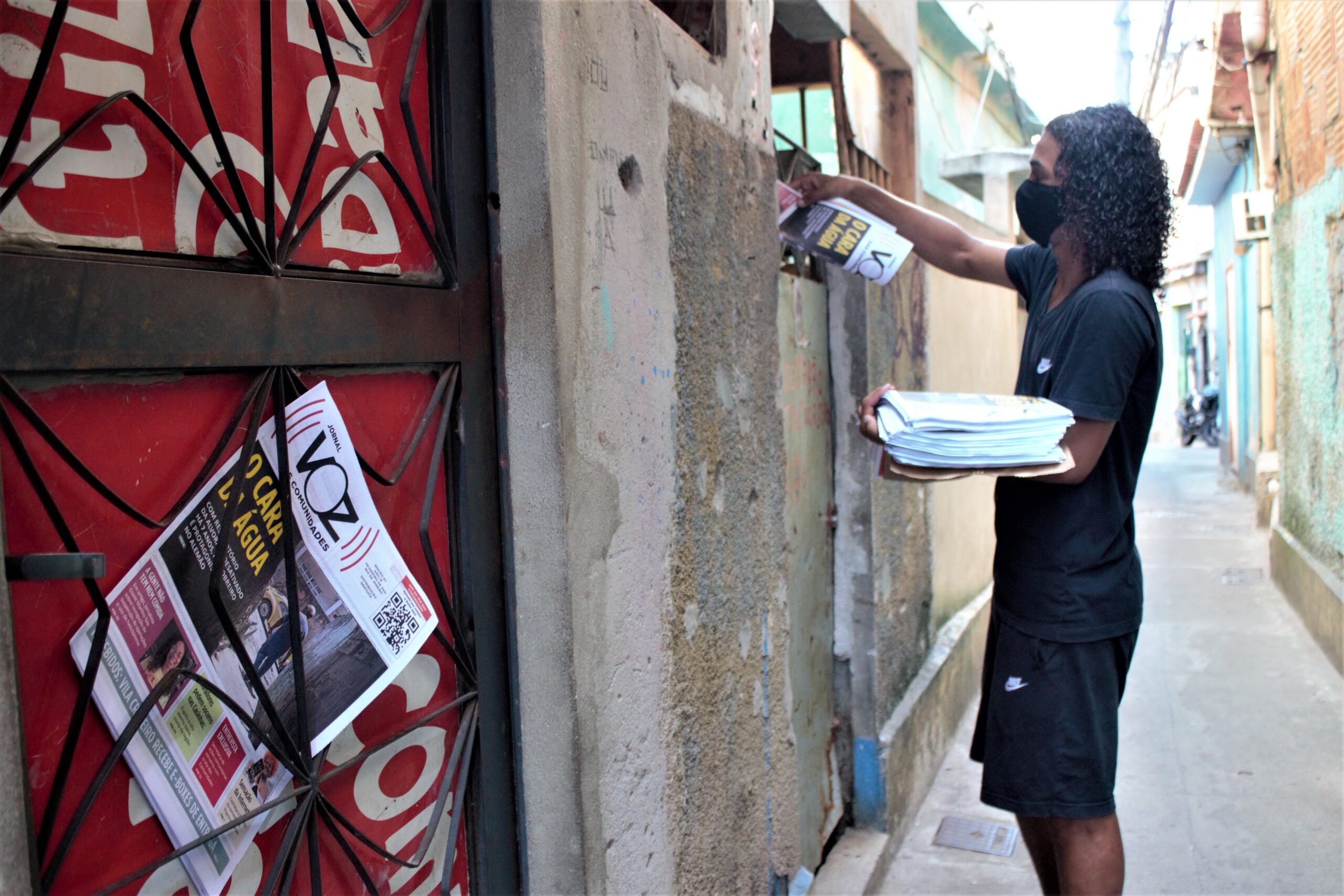 Chega aos moradores a edição de fevereiro do jornal impresso do Voz das Comunidades
