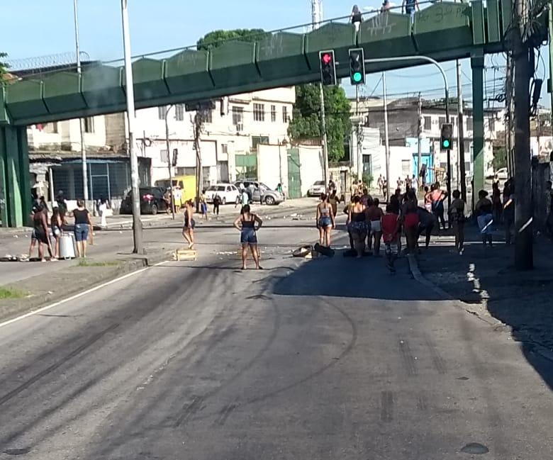 Operação policial em Vigário Geral deixa uma mulher morta; moradores fazem manifestação
