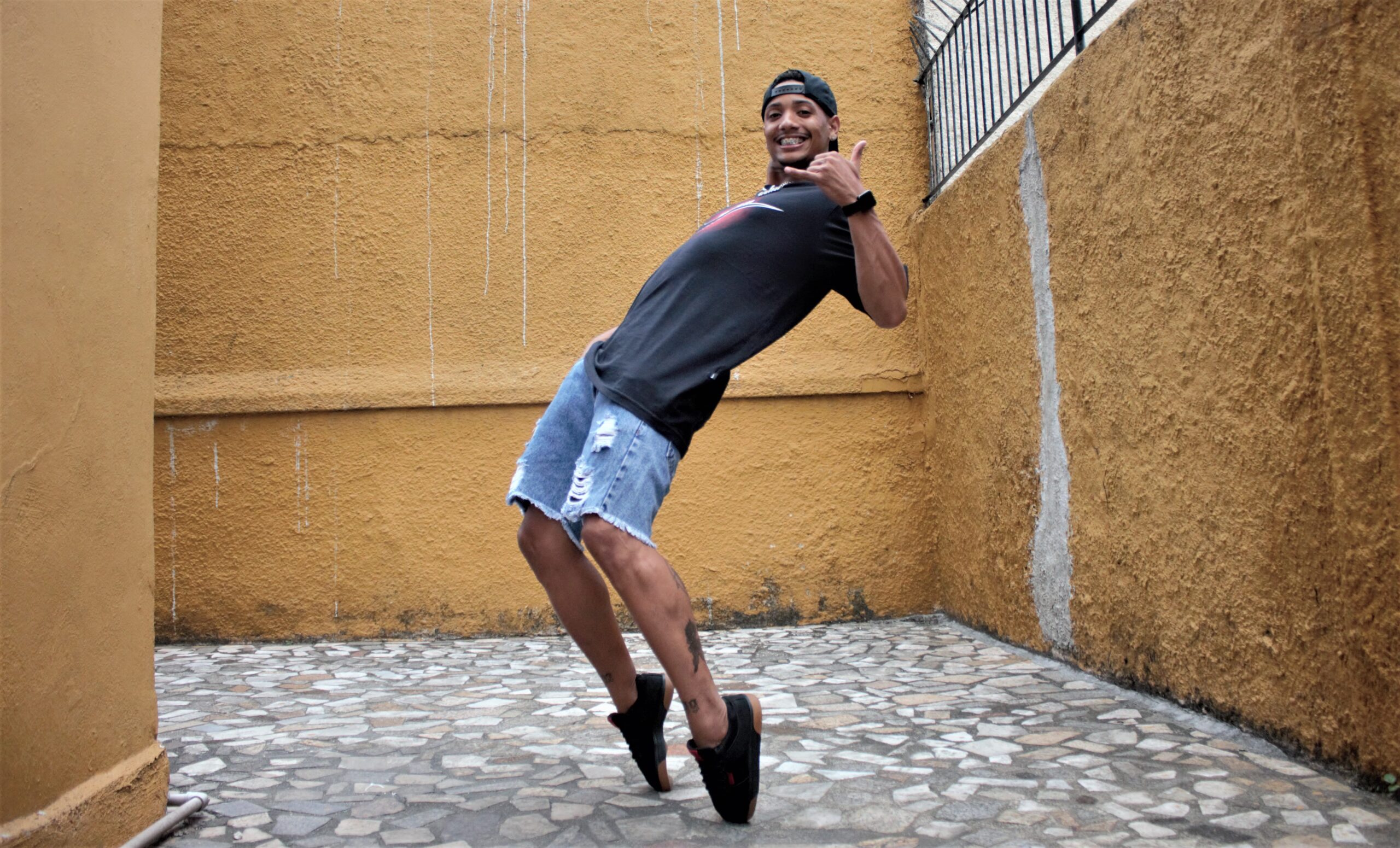 Dançarino Peterson Sidy cria coreografia da música “Apaga luz, Apaga tudo” e bomba nas redes