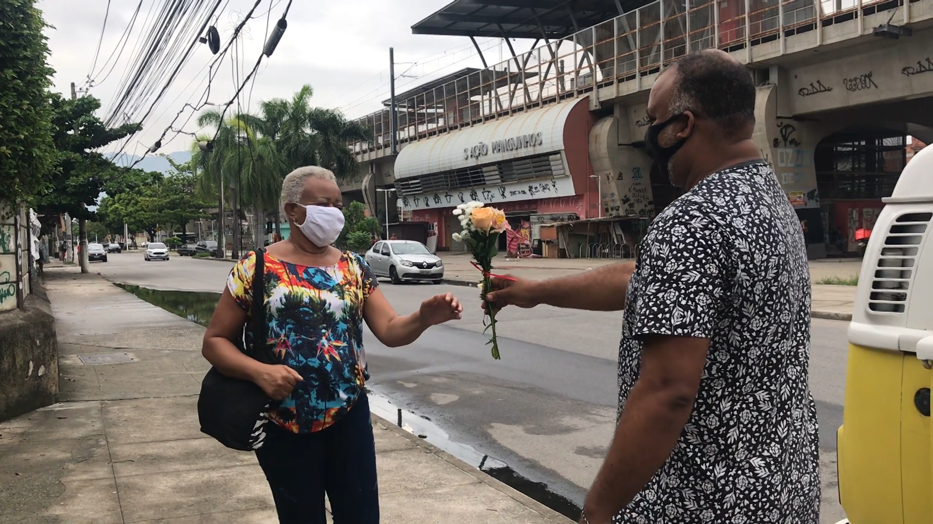 Morador de Manguinhos distribui 250 buquês em homenagem ao Dia da Mulher