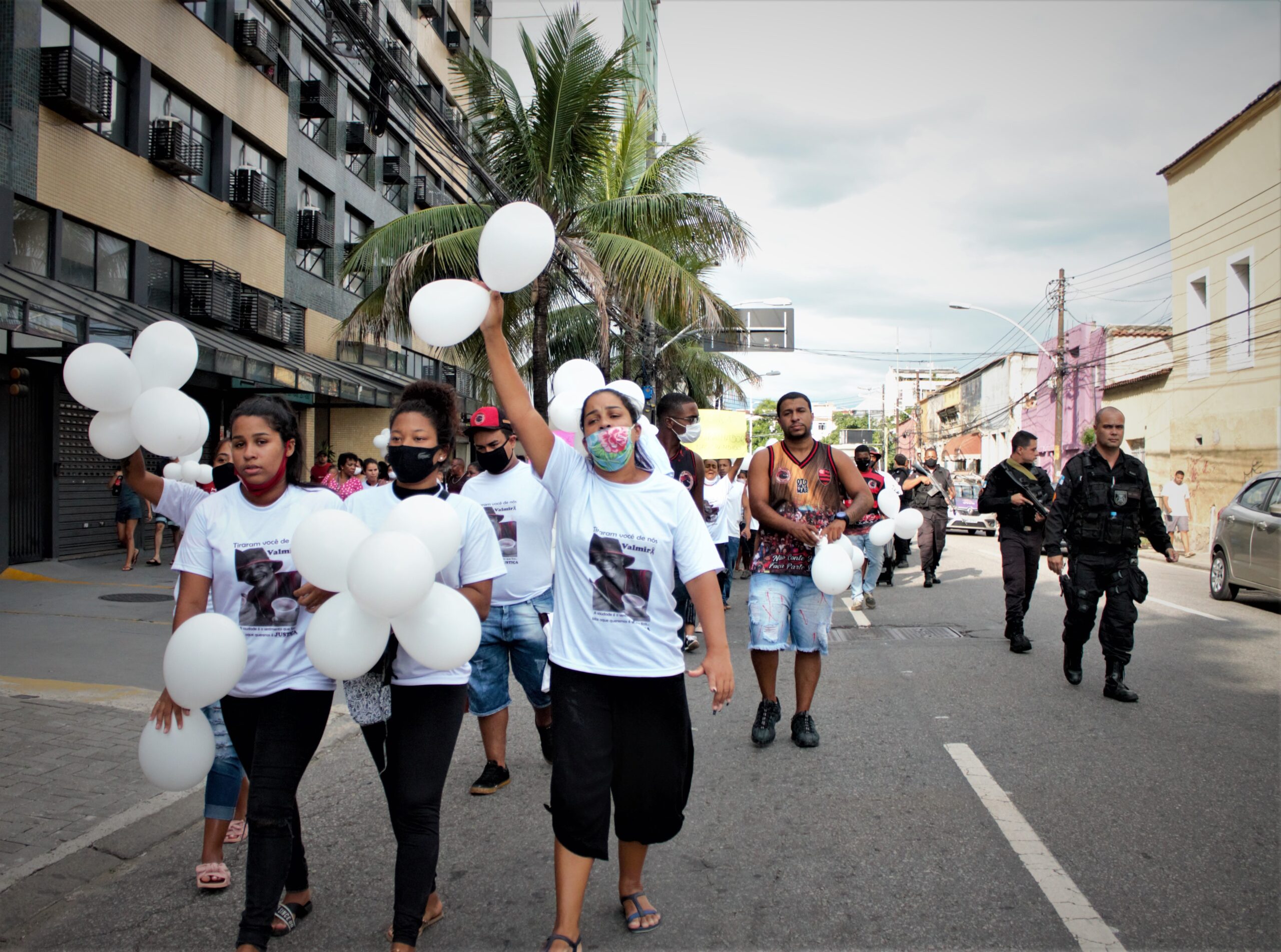 Manifestação pacífica pede justiça pela morte de morador no Morro dos Macacos