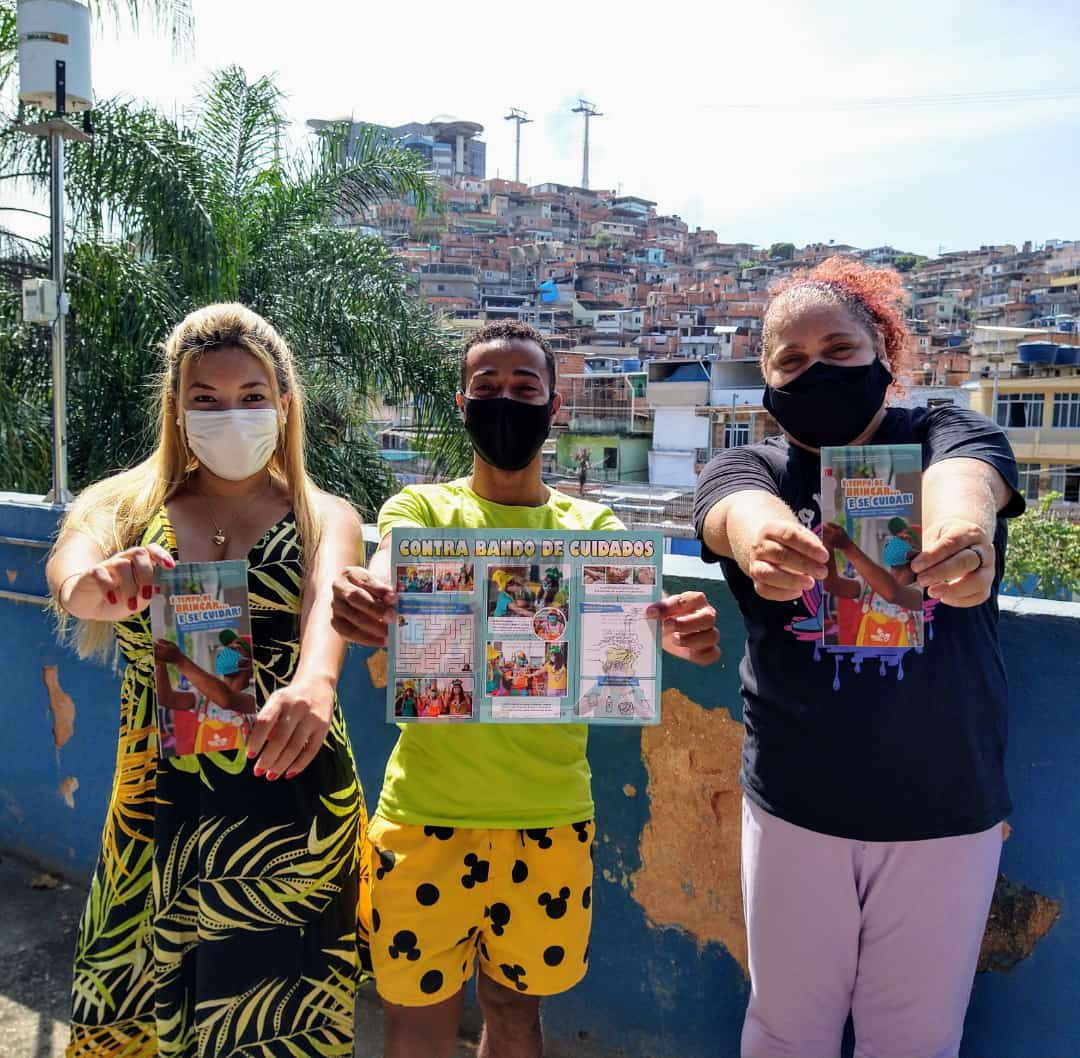 Grupo Contra Bando de Teatro promove ação de conscientização infantil contra Covid-19 no Alemão