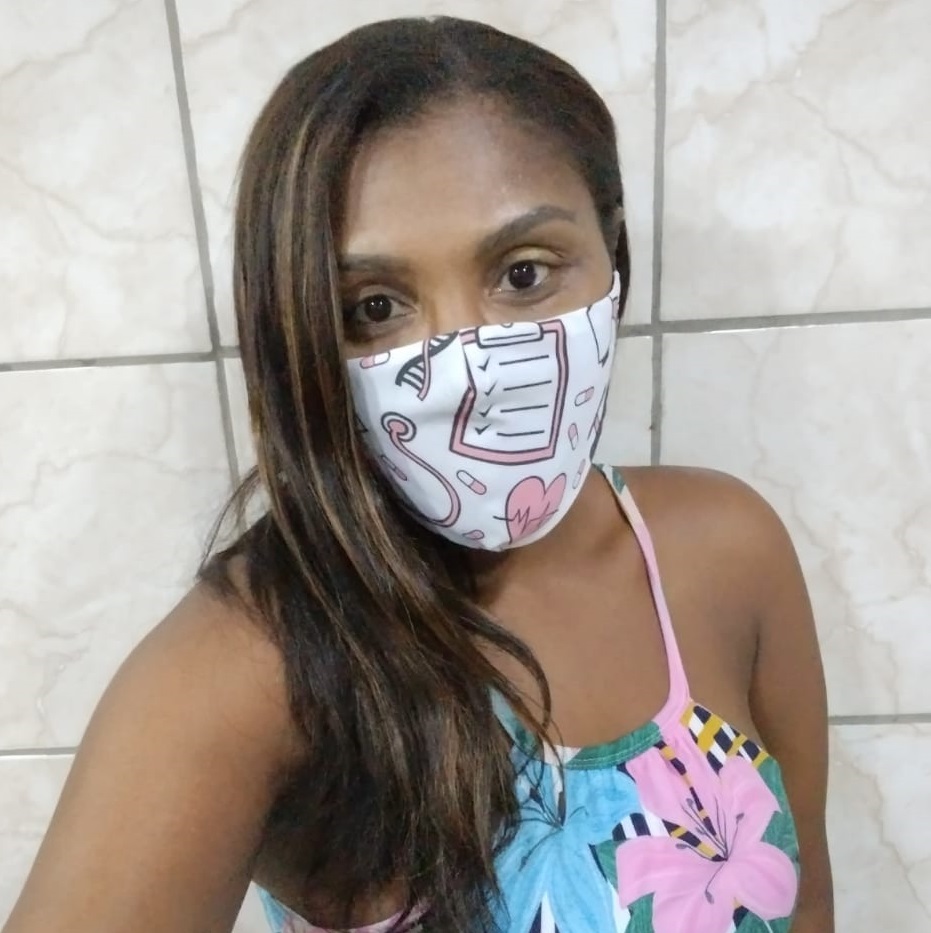Em casa, moradora do Alemão cria máscaras personalizadas contra Covid-19