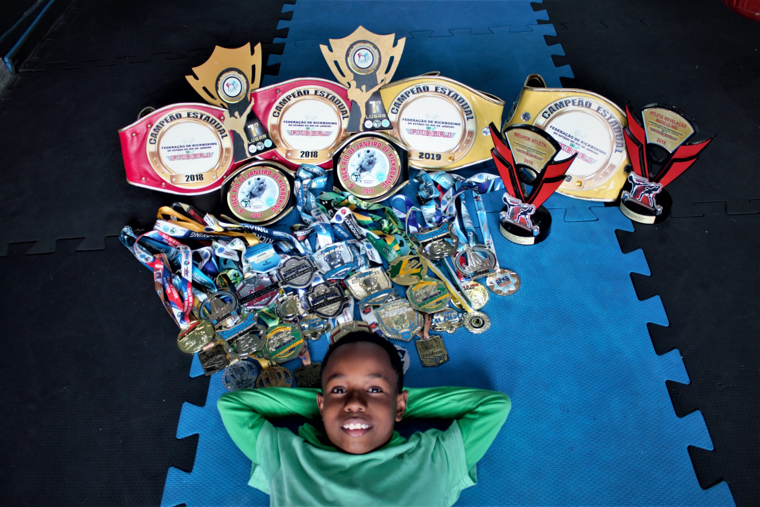 Um pequeno gigante: Cria do Alemão, Felipinho aos 11 anos já é destaque no esporte de luta