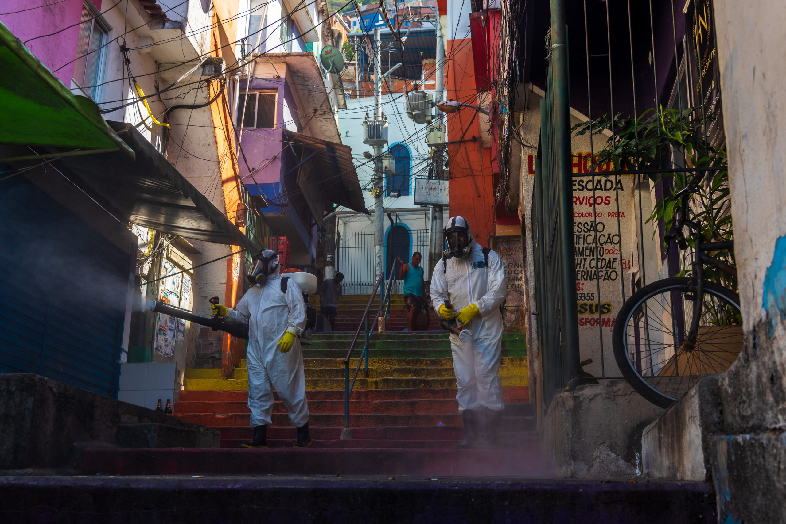 Santa Marta Contra a Covid-19: moradores voluntários sanitizam a favela desde o início da pandemia