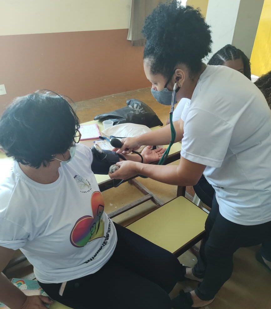 Na Comunidade da Mangueira, ONG Viver em Crescimento prepara moradores para atuarem como cuidador de idosos