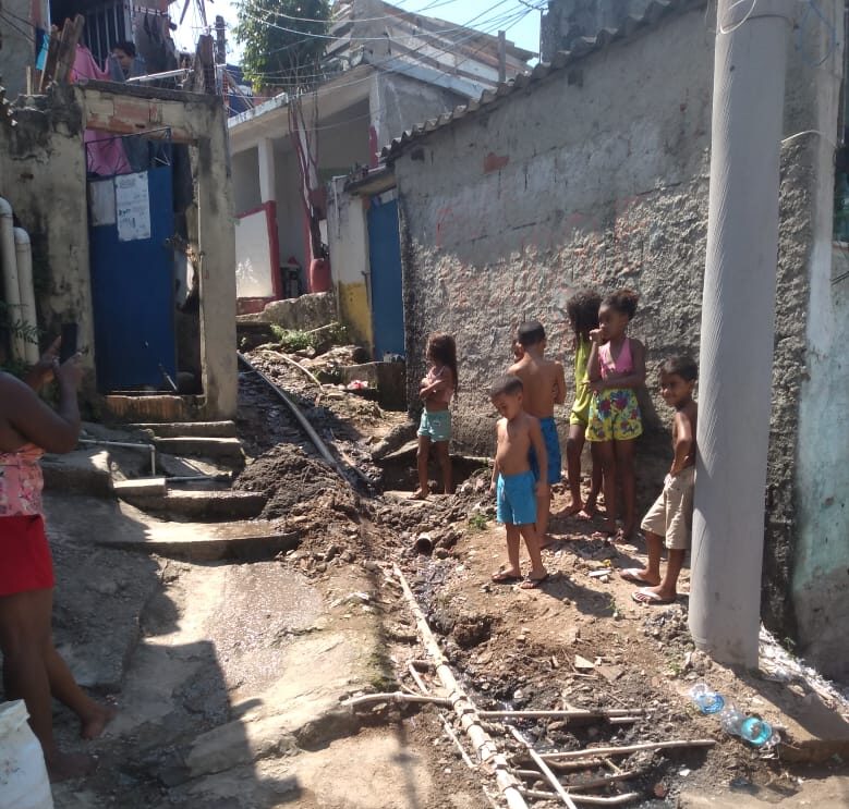 Entre dejetos e moscas, moradores da rua São João, no Alemão, denunciam esgoto a céu aberto