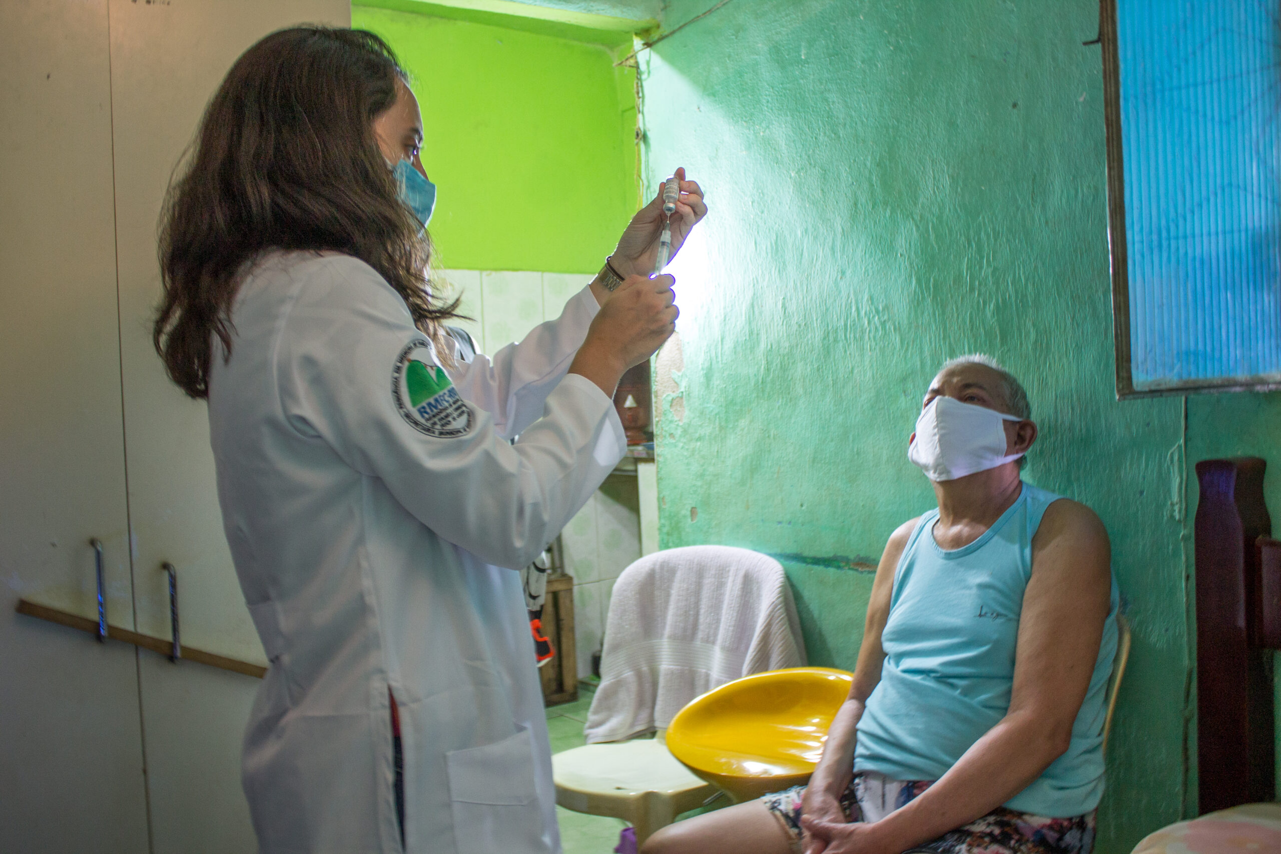 Vacinação gera expectativa e esperança em moradores do Complexo do Alemão