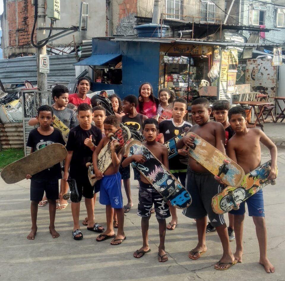 Em cima de “quatro rodinhas”, projeto social no Alemão incentiva cultura e lazer através do esporte