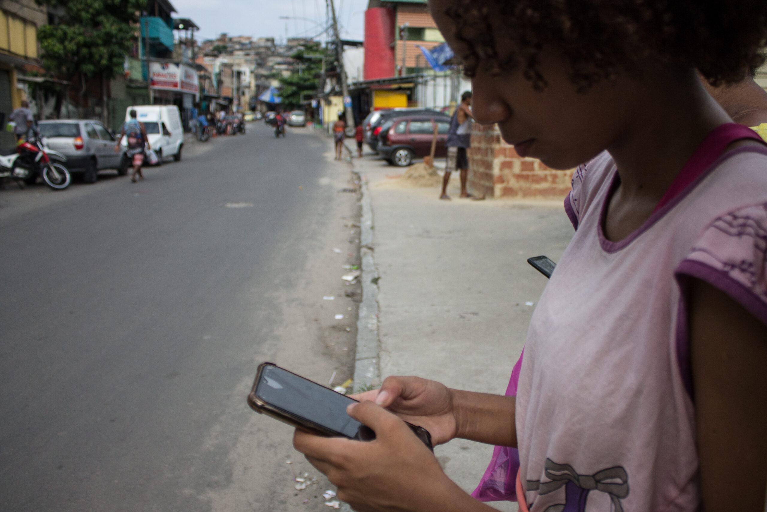 Desconectados: falta de sinal no Complexo da Penha dificulta rotina de moradores