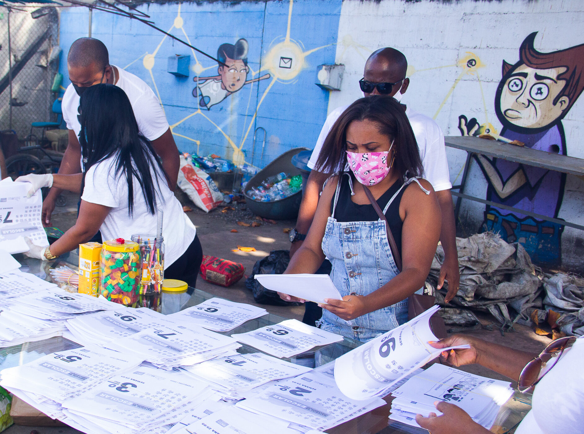 Projeto social ‘Em Ação’ já distribuiu mais de 10 mil apostilas no Alemão
