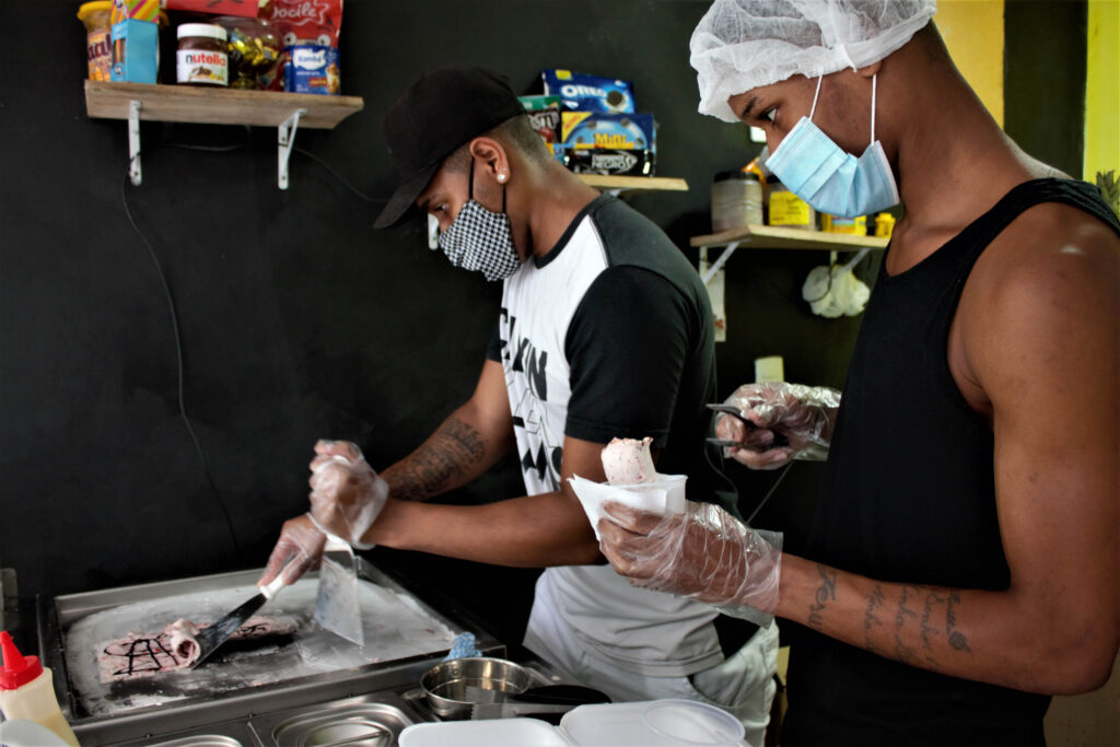 Localizad no Complexo do Alemão, sorveteria traz a novidade de sorvetes na chapa para a comunidade.