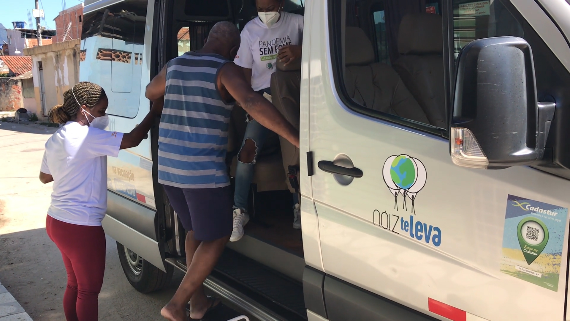 ONG da Cidade de Deus busca idosos em casa para vacinar contra a Covid-19