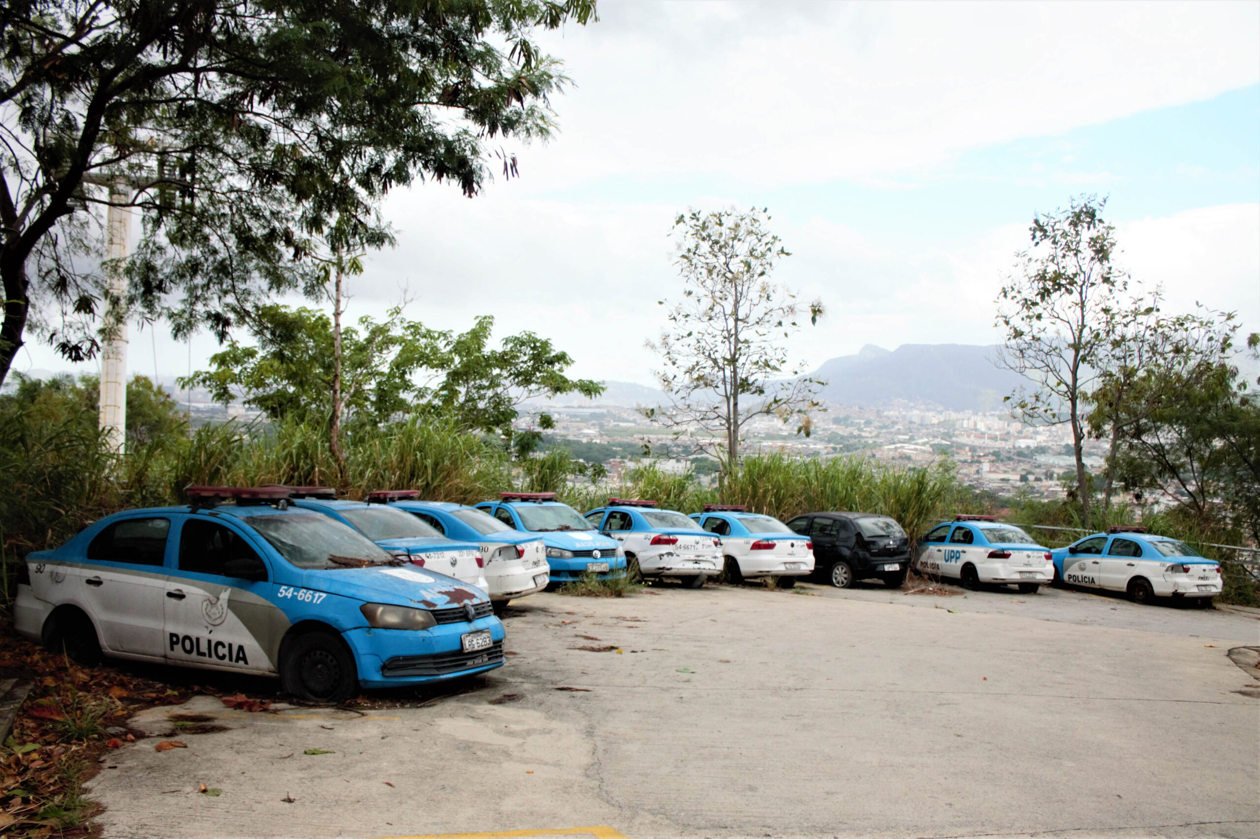 Completando nove anos, UPPs no Alemão possuem estacionamento de viaturas abandonadas