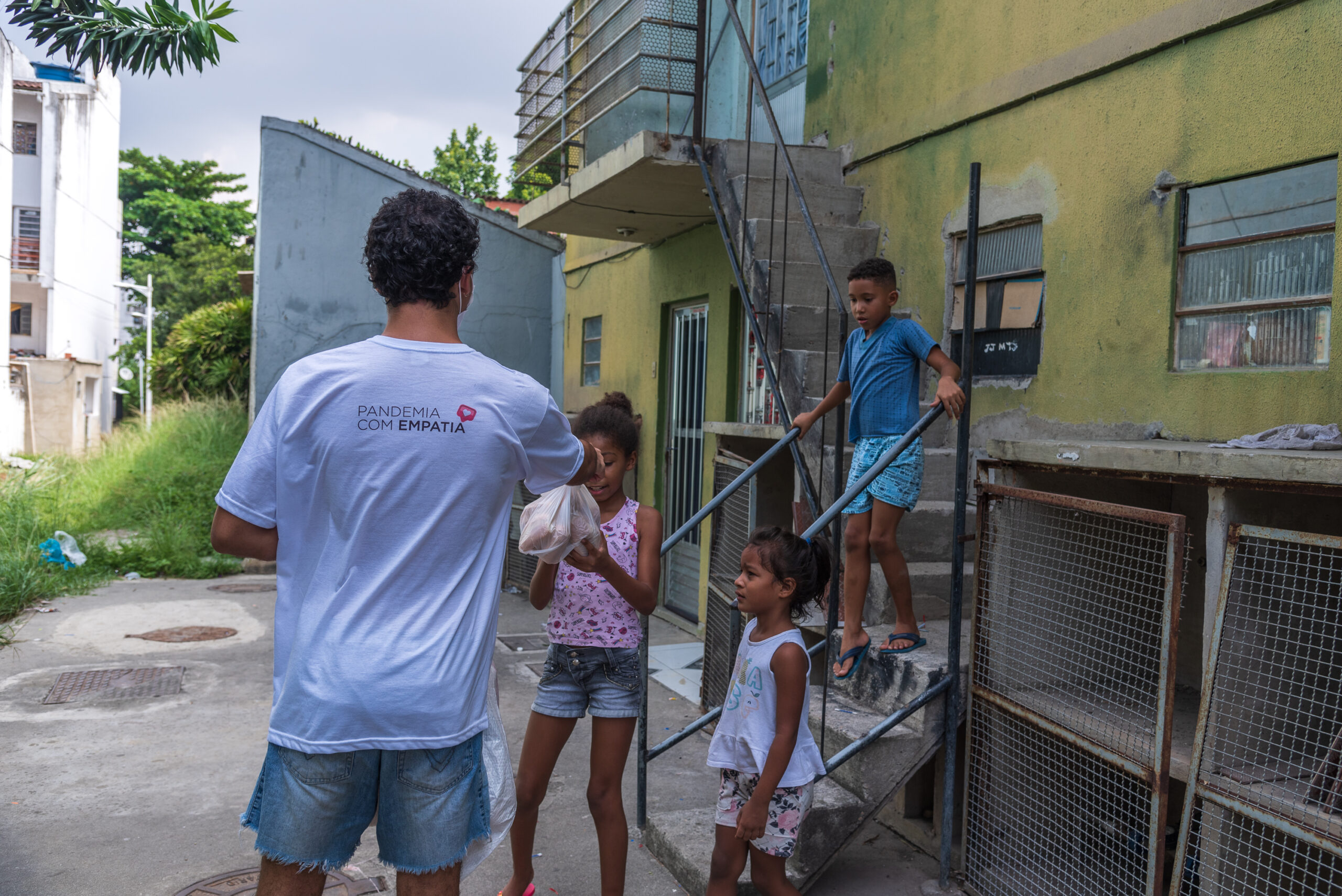 Voz das Comunidades e Blume Alimentos se unem em ação que doa pães aos moradores do Alemão