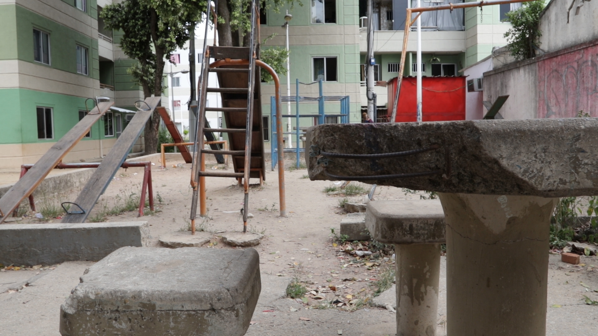 Falta de revitalização da Praça do Condomínio da Paz, no Alemão, impede lazer das crianças