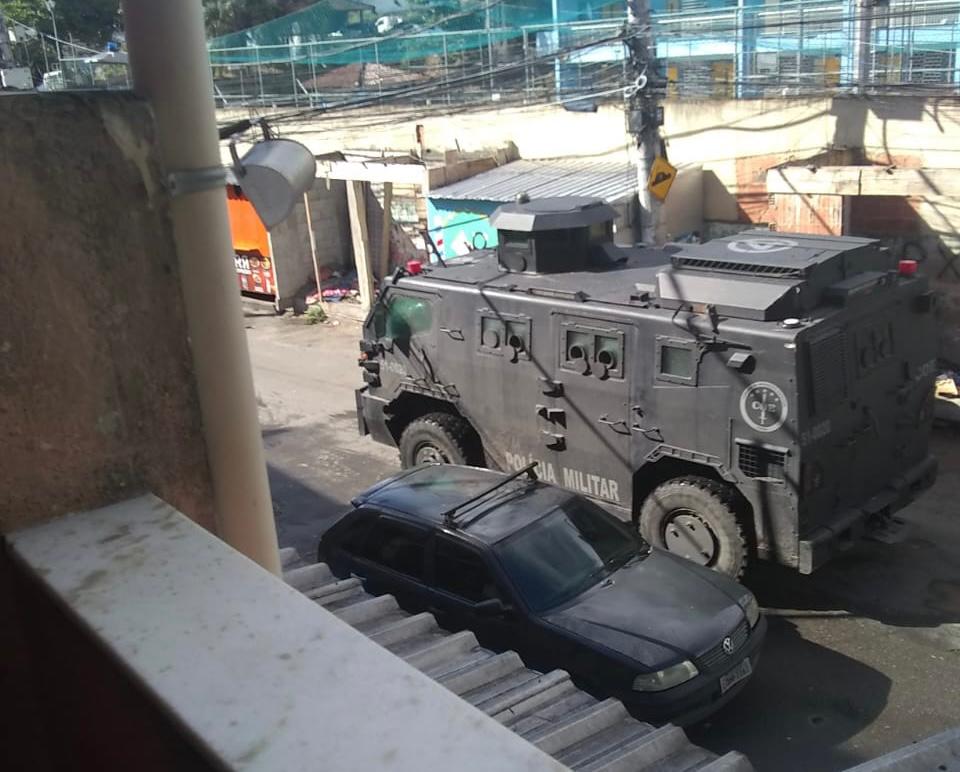 Complexo do Alemão amanhece com operação da PM e intenso tiroteio nesta quinta-feira (22)