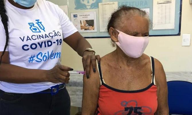 Após um dia da operação, Alemão registra intenso movimento em busca de vacinação contra Covid-19