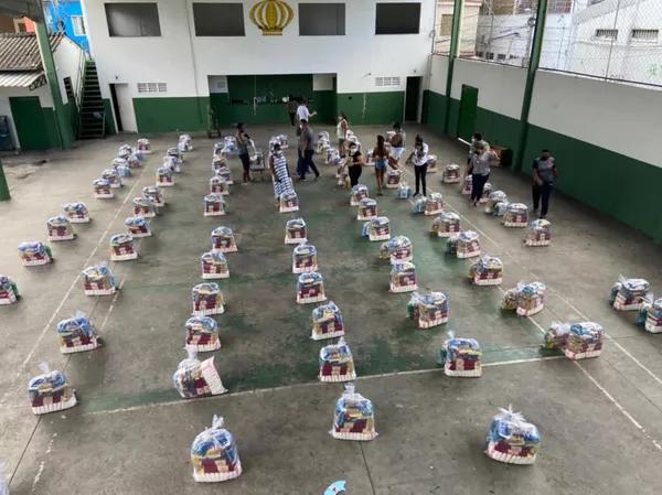 Em ato de solidariedade, Philippe Coutinho doou cestas básicas à comunidade Barreira do Vasco