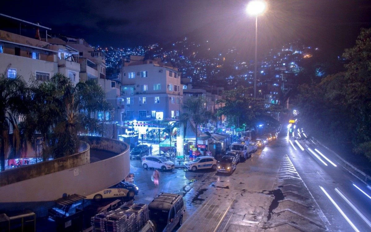 Favela da Rocinha recebe 1.500 novas luminárias de LED em iniciativa da Prefeitura do Rio