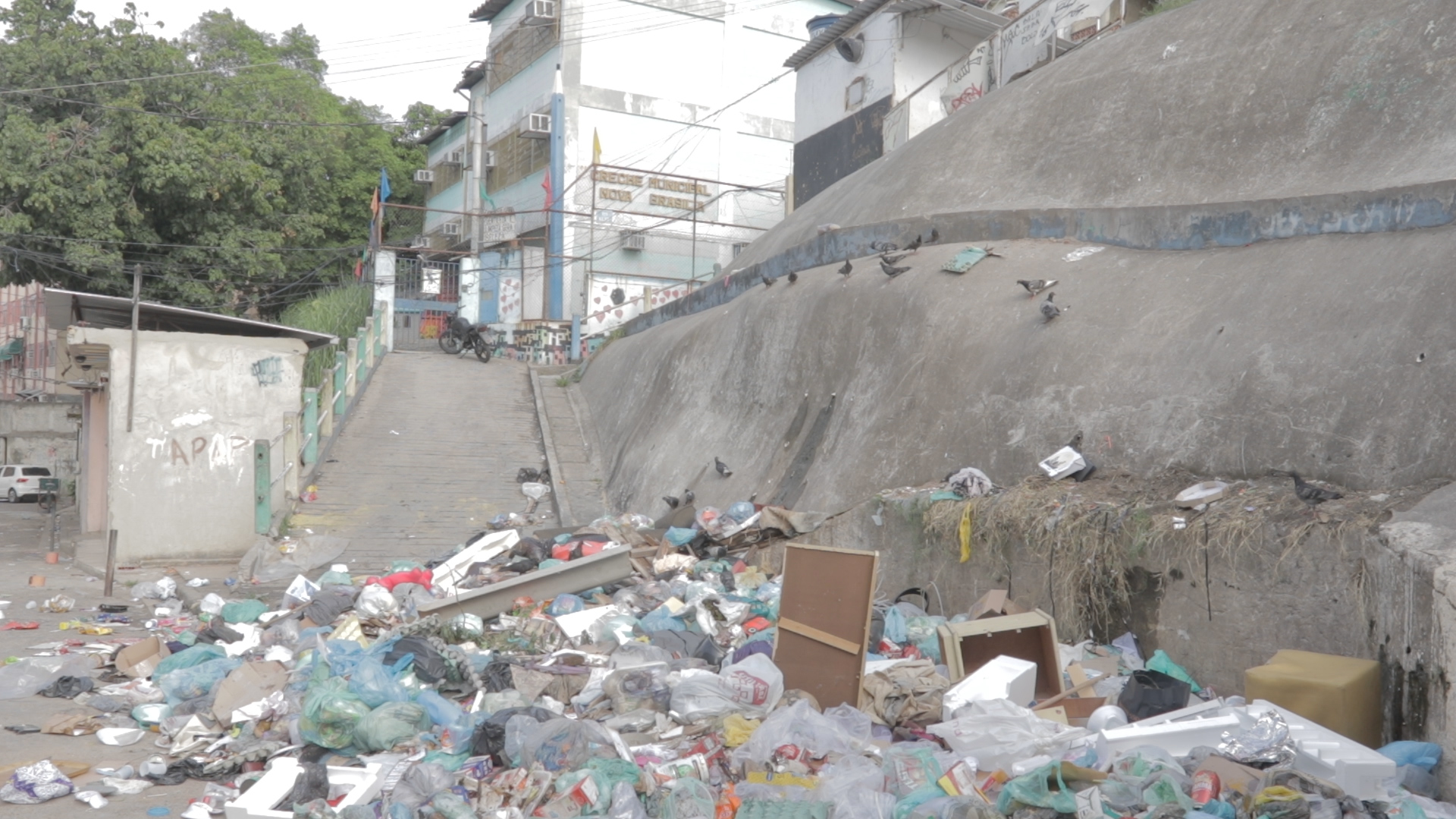 No Alemão, lixão acumulado em frente a creche dificulta passagem de funcionários e moradores