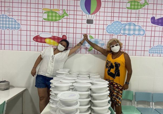 Projeto social Movimento Moleque em parceria com Marias com Amor distribuíram refeições aos moradores de favelas