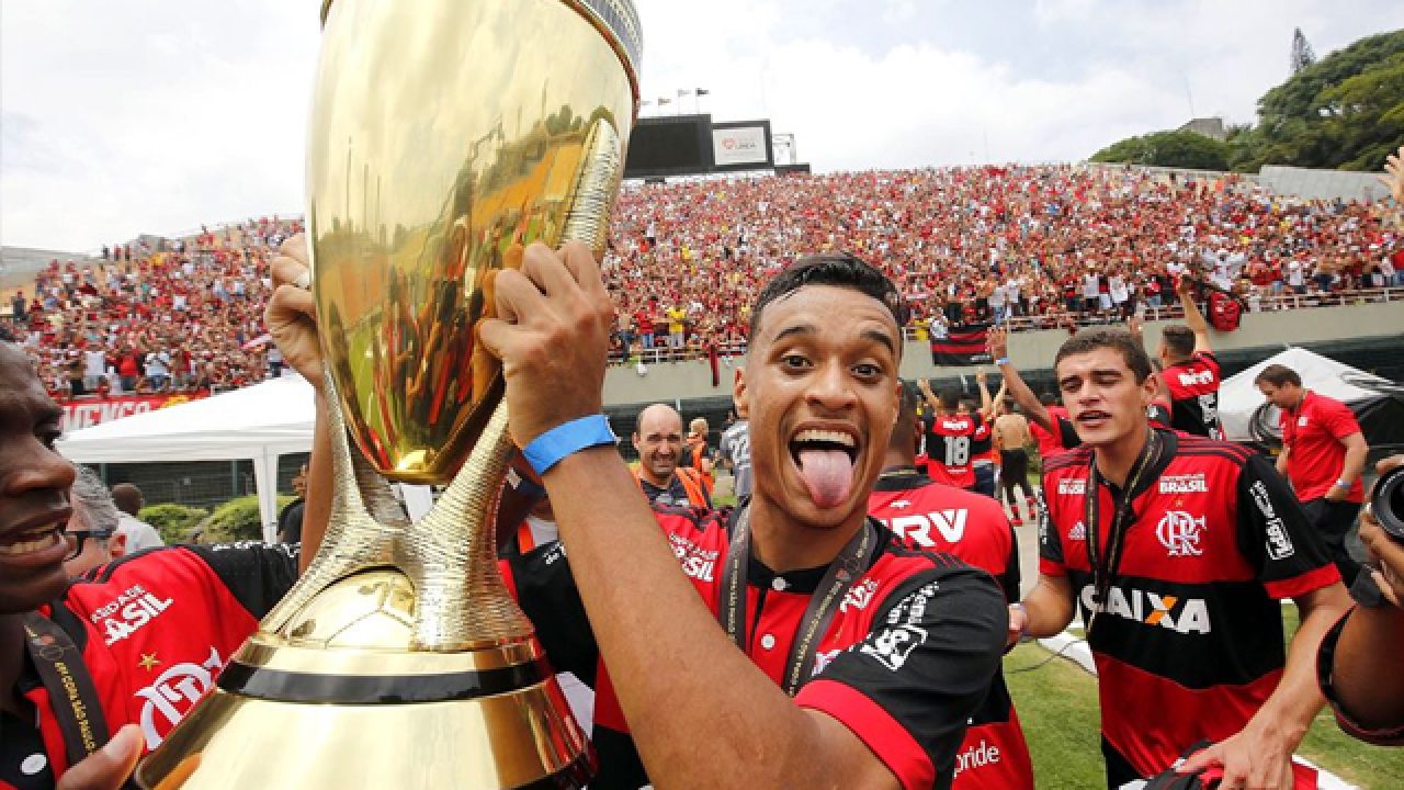 Cria do Complexo do Alemão, o jogador Luiz Henrique conta sua trajetória até chegar ao futebol profissional
