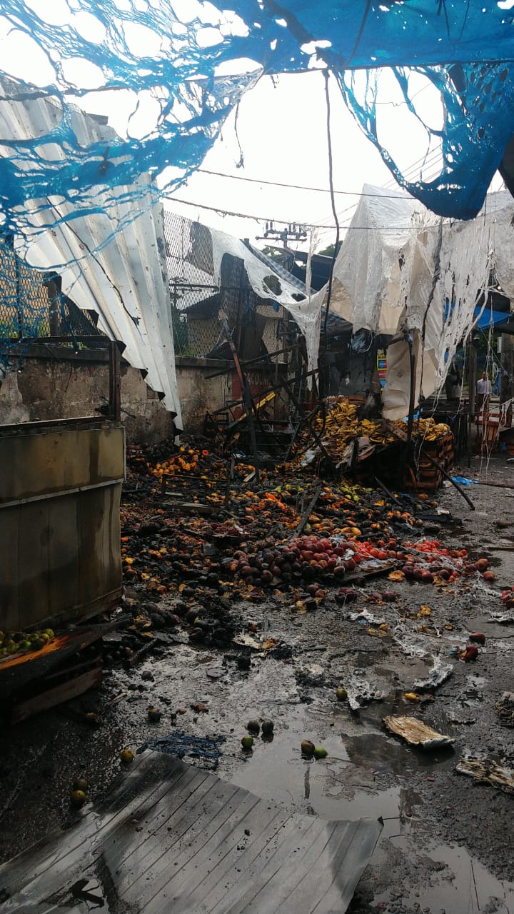 No Alemão, possível curto-circuito ocasiona incêndio em barracas de comerciantes locais