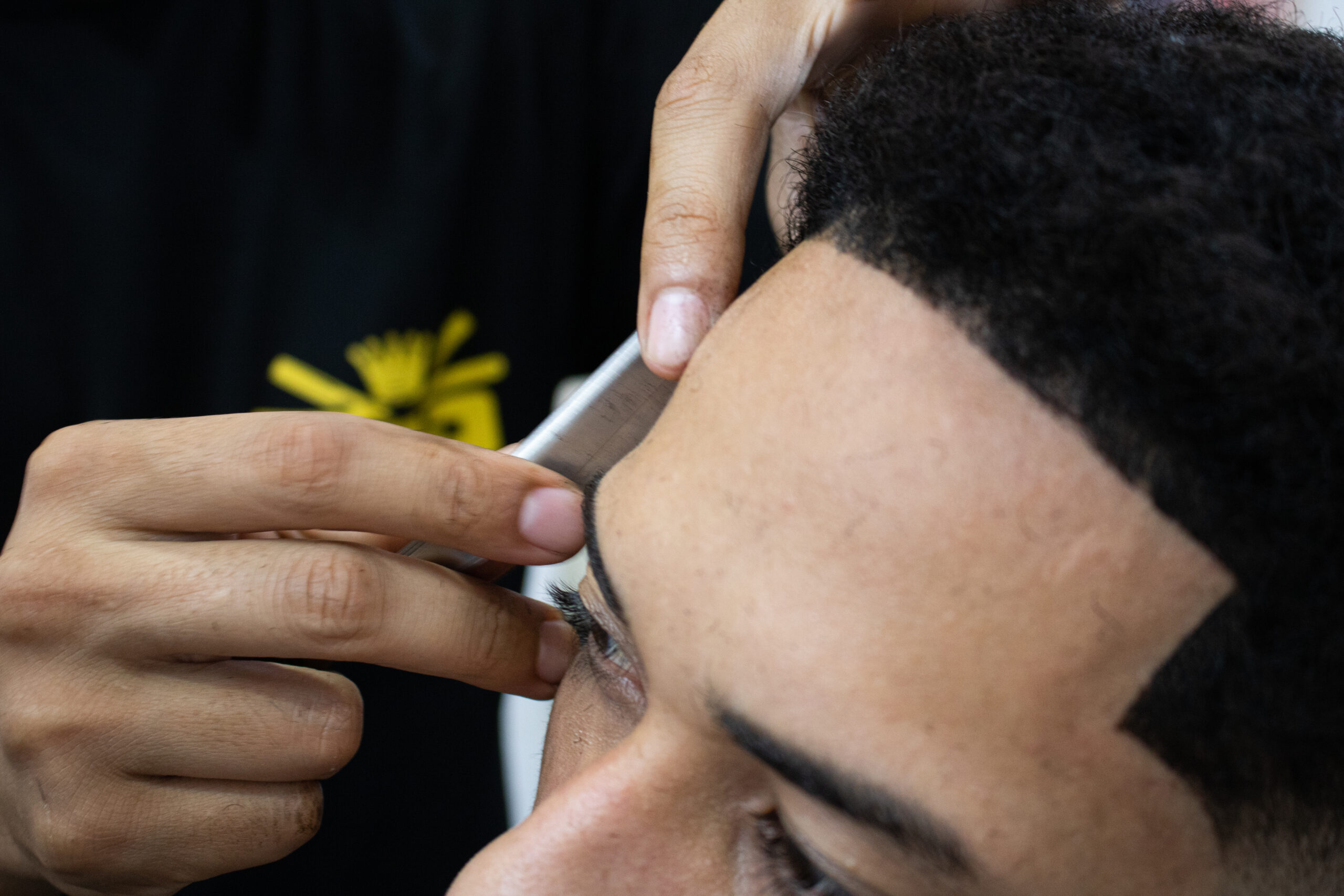 Amigos dentro e fora do salão, jovens barbeiros do Alemão estão literalmente fazendo barba, cabelo e bigode da comunidade