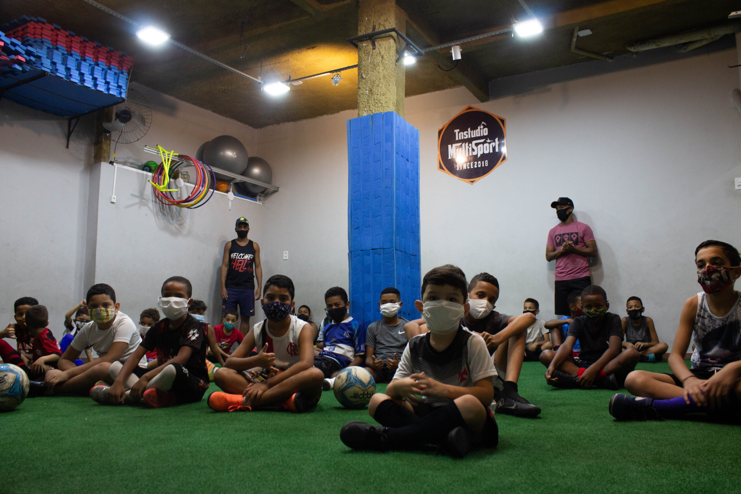 Além das quatro linhas: projeto social Bola de Ouro ensina fundamentos básicos de futebol e valores às crianças no Alemão