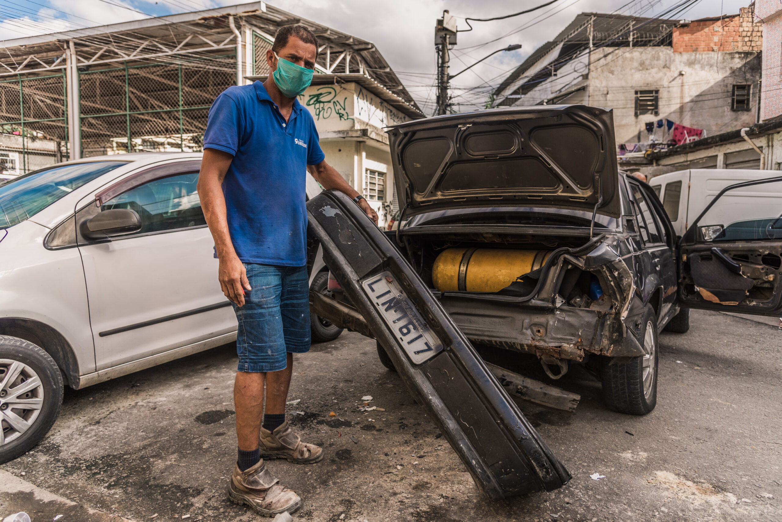 “Parece que fui sorteado para ser prejudicado” diz morador que teve carro destruído por blindado no Alemão