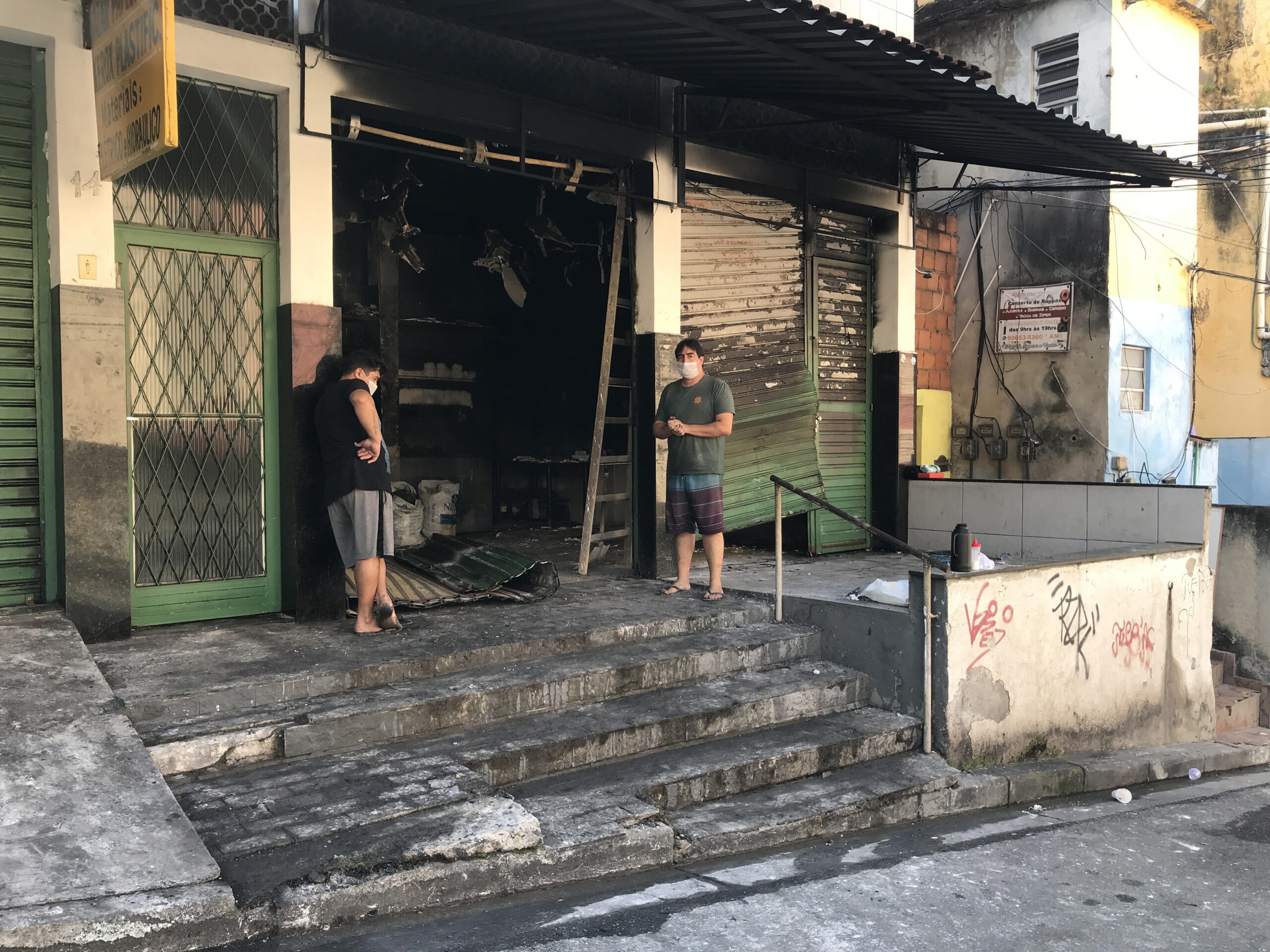 Padaria pega fogo no Alemão e proprietário pede ajuda para reconstruir a loja