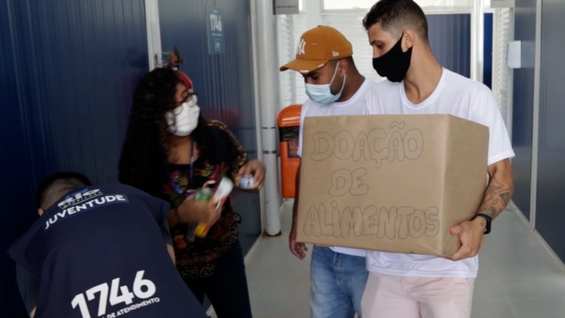 VÍDEO: Secretaria da Juventude faz campanha e arrecada alimentos para coletivos de favelas